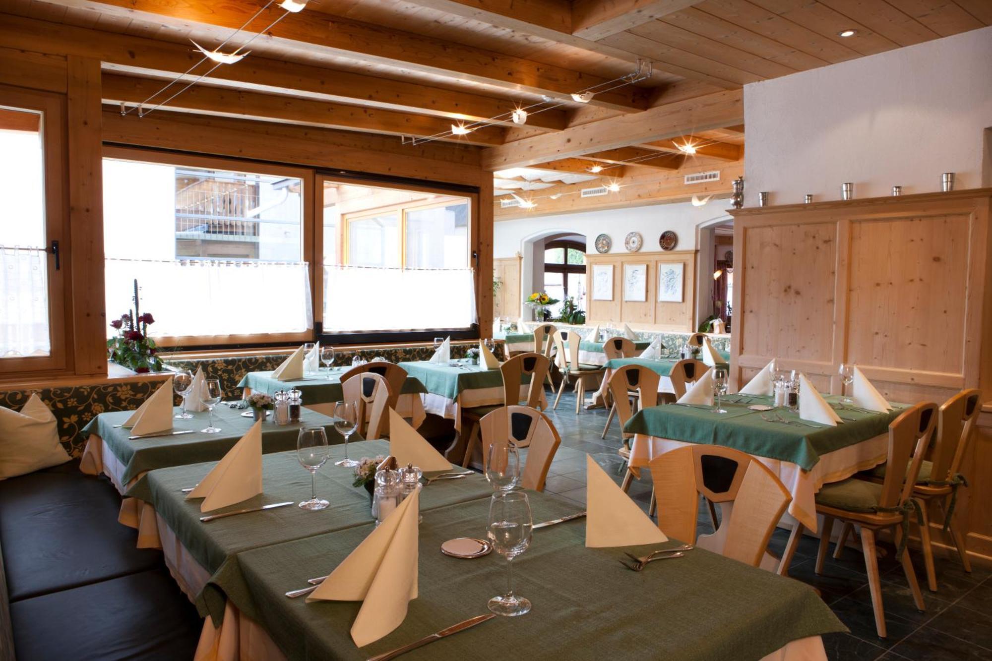 Hotel Astras Scuol Buitenkant foto