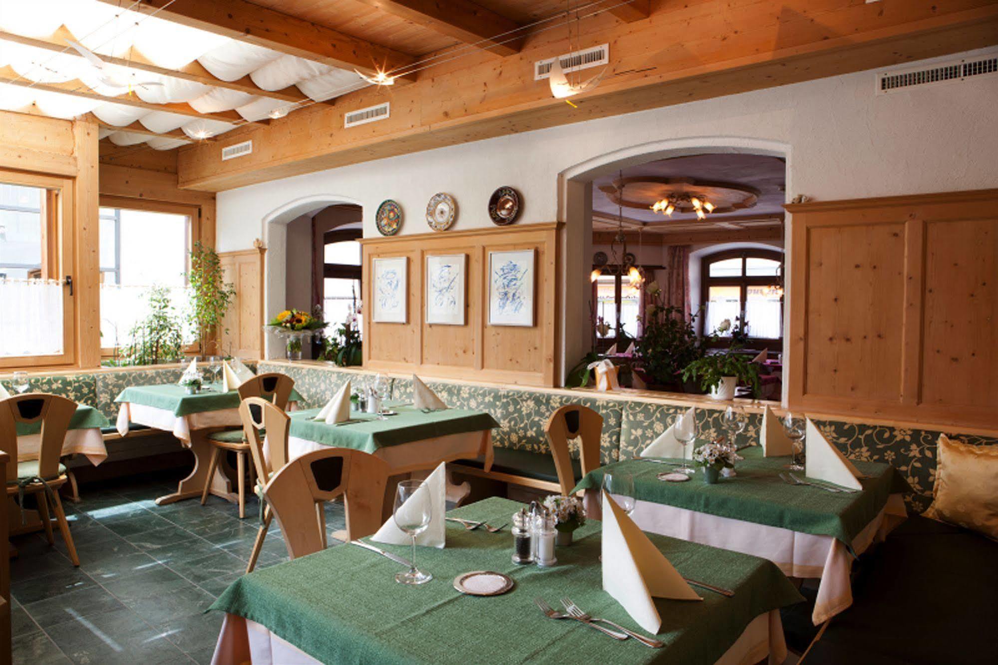 Hotel Astras Scuol Buitenkant foto