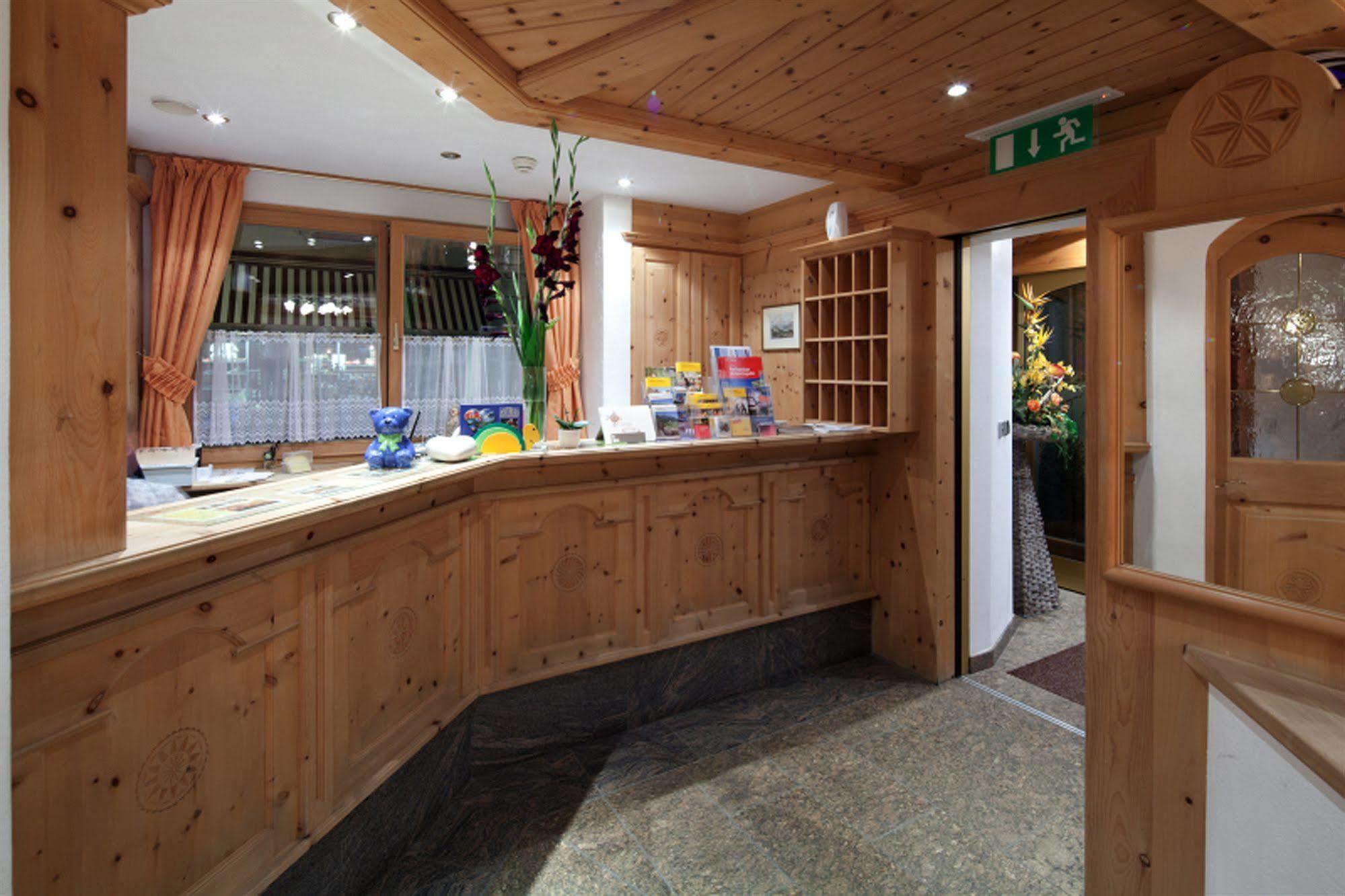 Hotel Astras Scuol Buitenkant foto